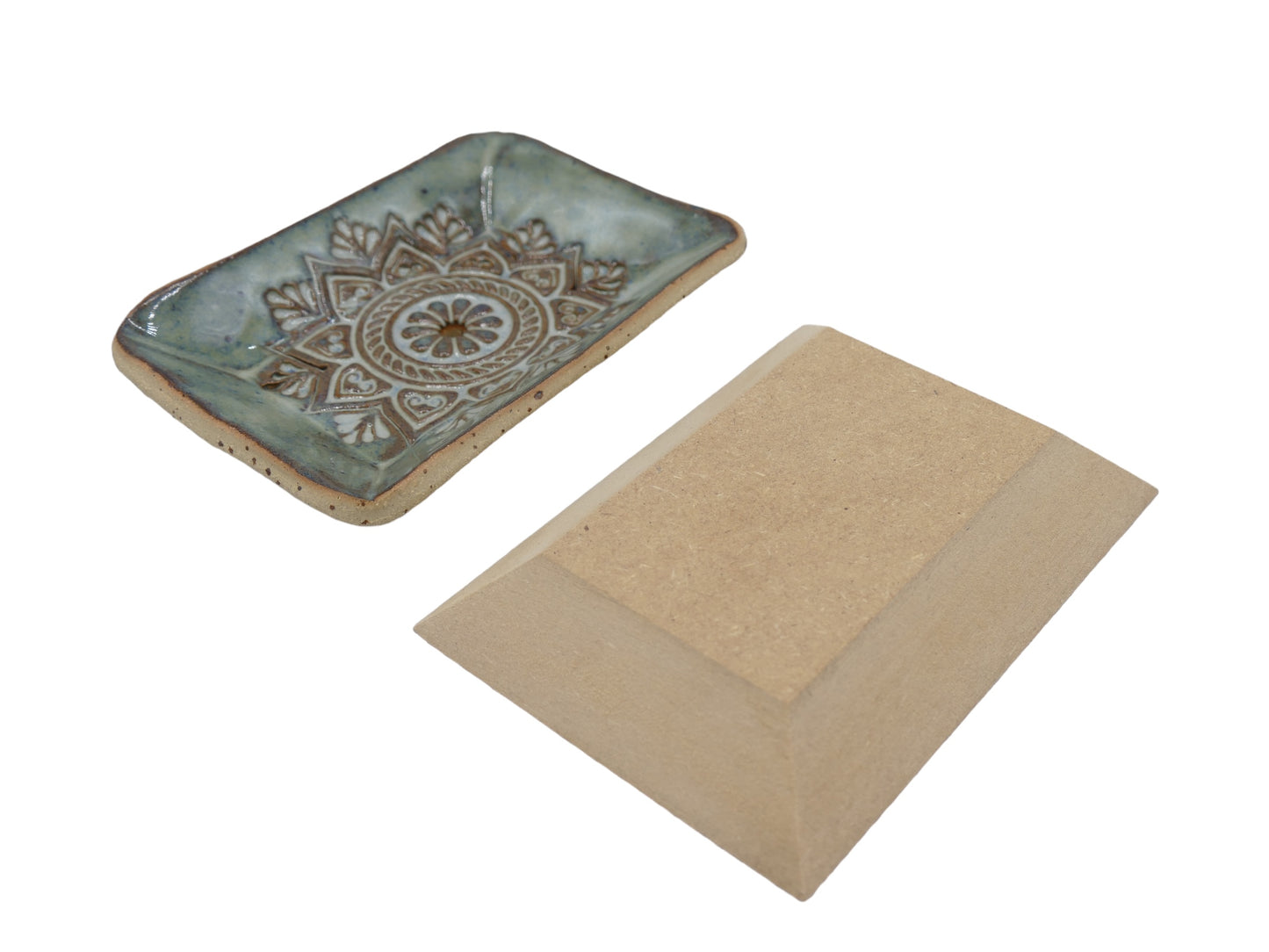 Porte-savon en poterie surformée