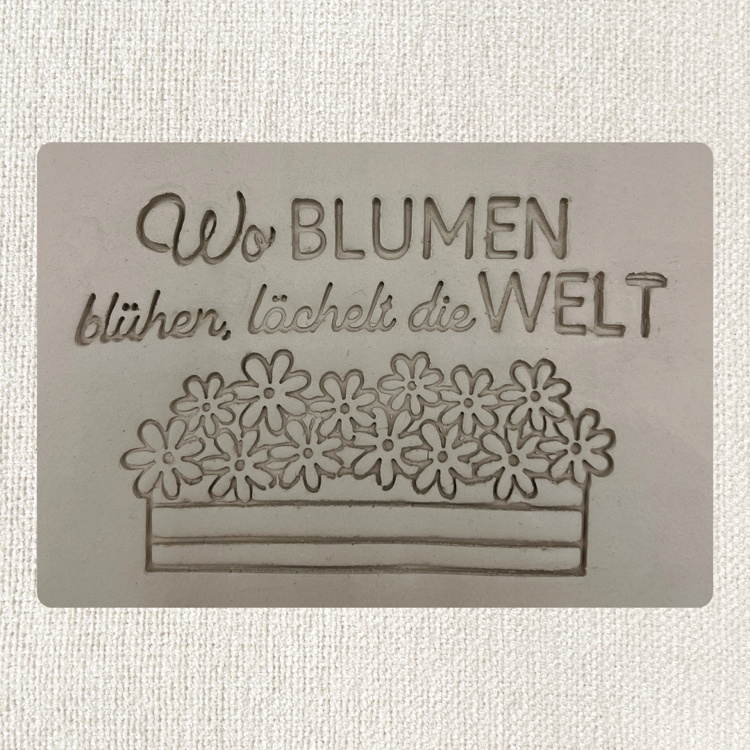 Wo Blumen blühen lächelt die Welt