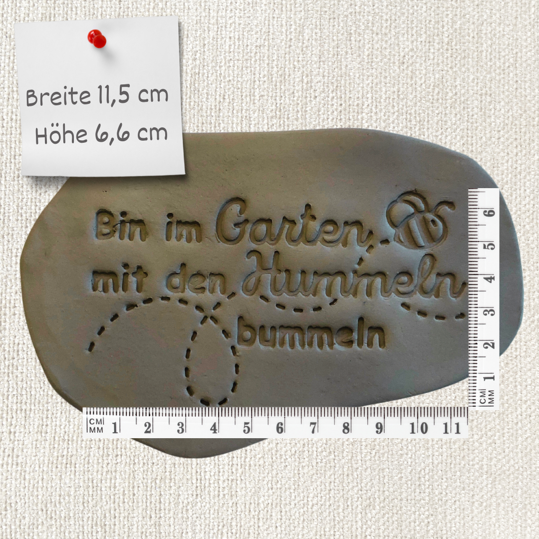 FEMER Targa In Metallo Divertente – "Bin Im Garten Hummeln Bummeln" . Formato 30x20 Cm, Bombata, Angoli Arrotondati, Fori Preforati. Made In Germany.