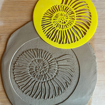 Runder ARTHummeln Ammonit Stempel mit detailliertem Fossilienmuster, ideal für Sammler und Schmuckherstellung