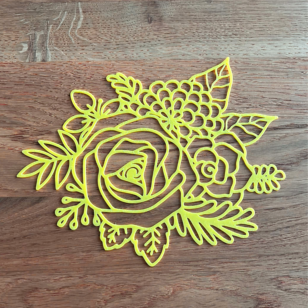Blumenstrauß Stempel von ARTHummeln auf weißem Hintergrund, detailreiche Gravur mit Blumenmotiven.