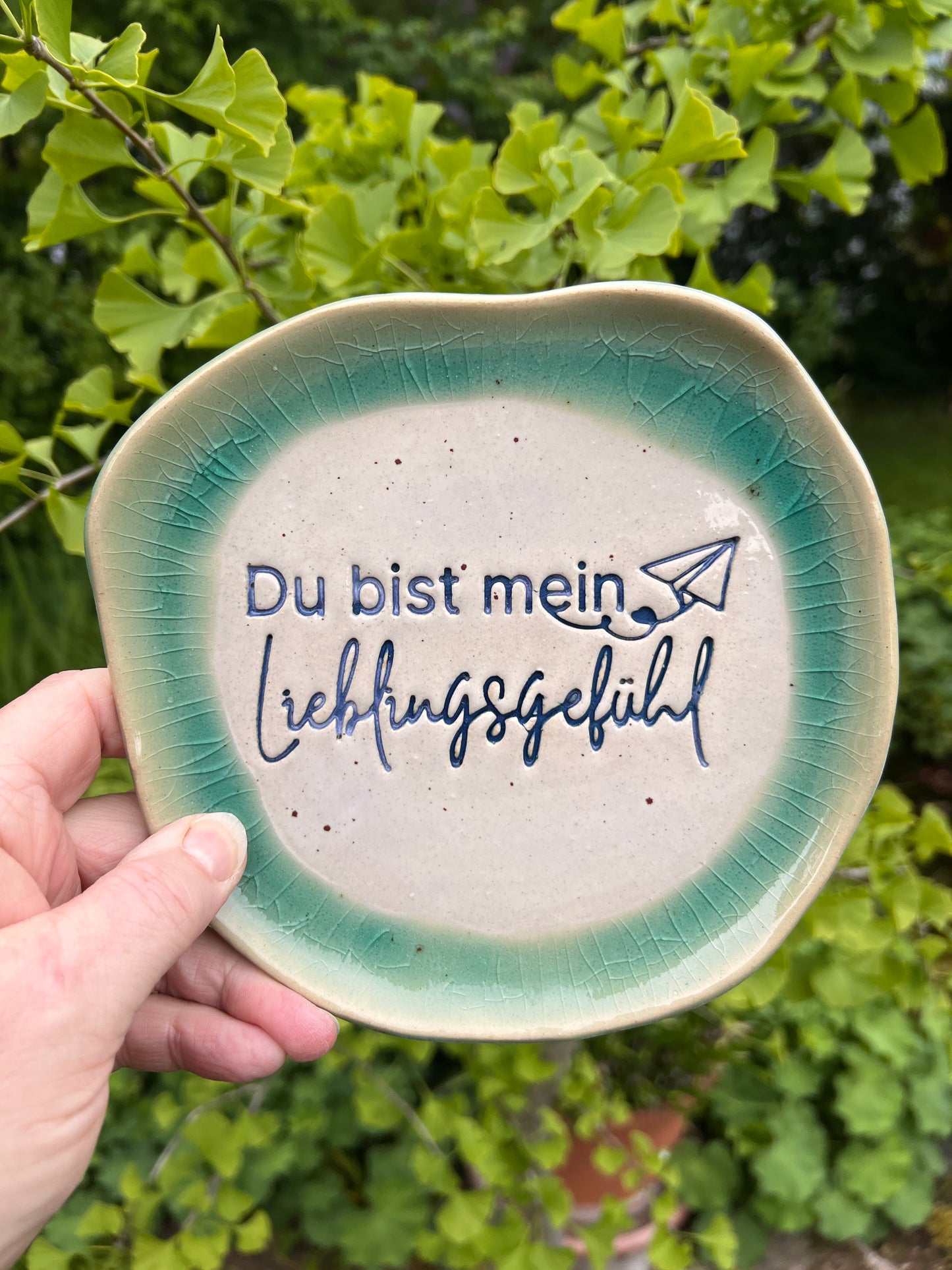 Roter ARTHummeln Stempel mit dem Text „Du bist mein Lieblingsgefühl“ auf weißem Hintergrund, ideal für persönliche Briefe und Karten.