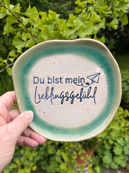 Roter ARTHummeln Stempel mit dem Text „Du bist mein Lieblingsgefühl“ auf weißem Hintergrund, ideal für persönliche Briefe und Karten.