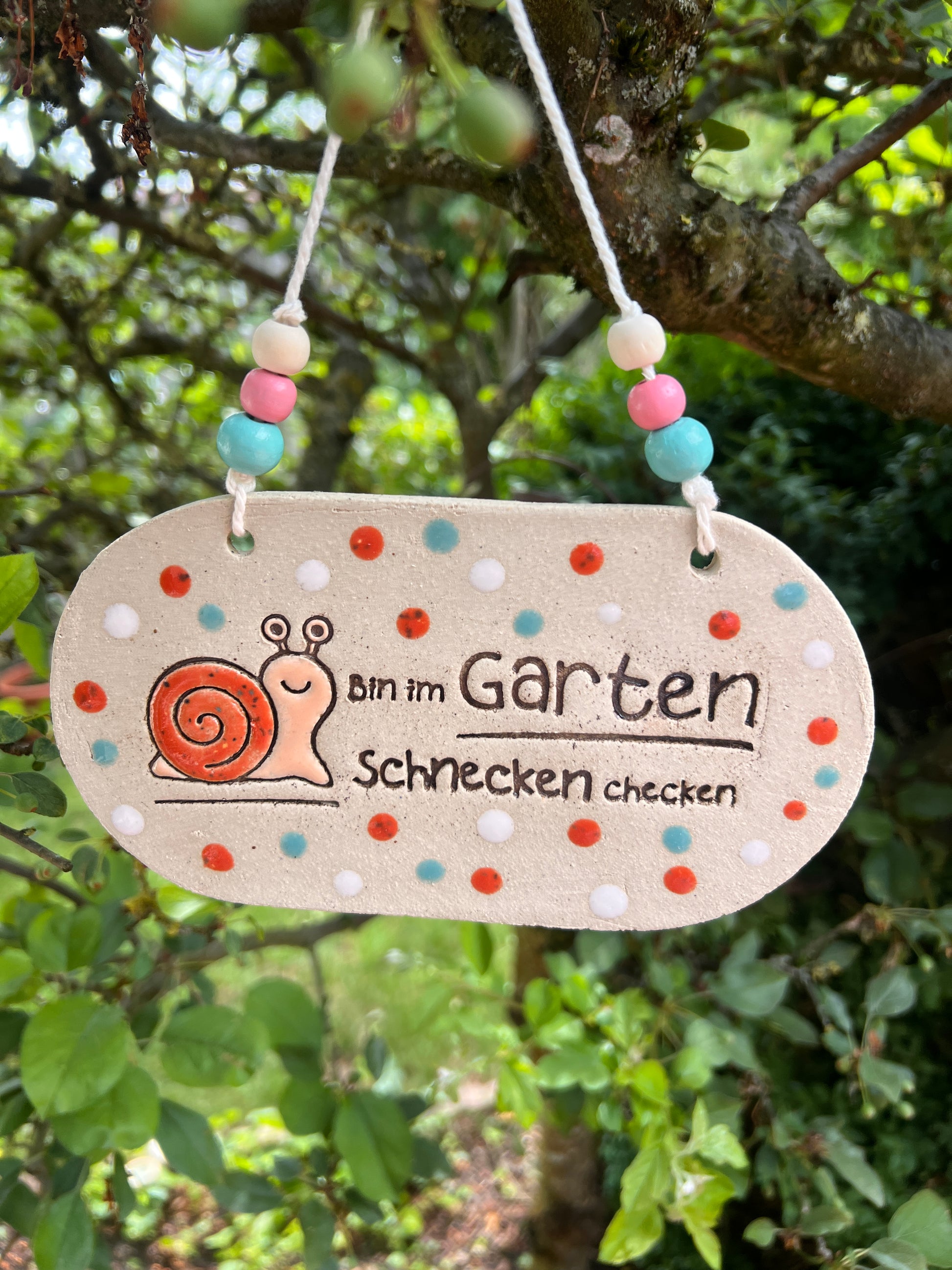 Gartenstempel von ARTHummeln zum Schneckencheck im Garten, zeigt detaillierte Schnecken- und Gartenmotive auf Holz.