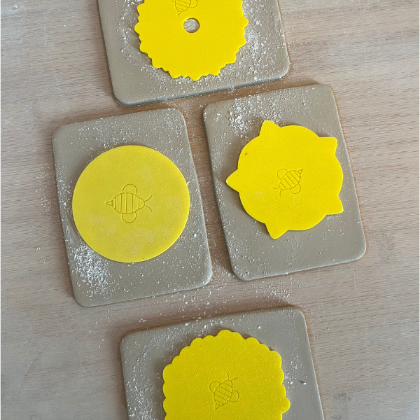 Porte-savon en poterie surformée