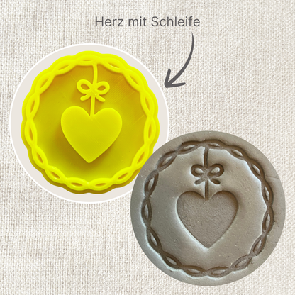 Runder Anhänger-Stempel von ARTHummeln mit kreisförmigem Design, sichtbar auf weißem Hintergrund.