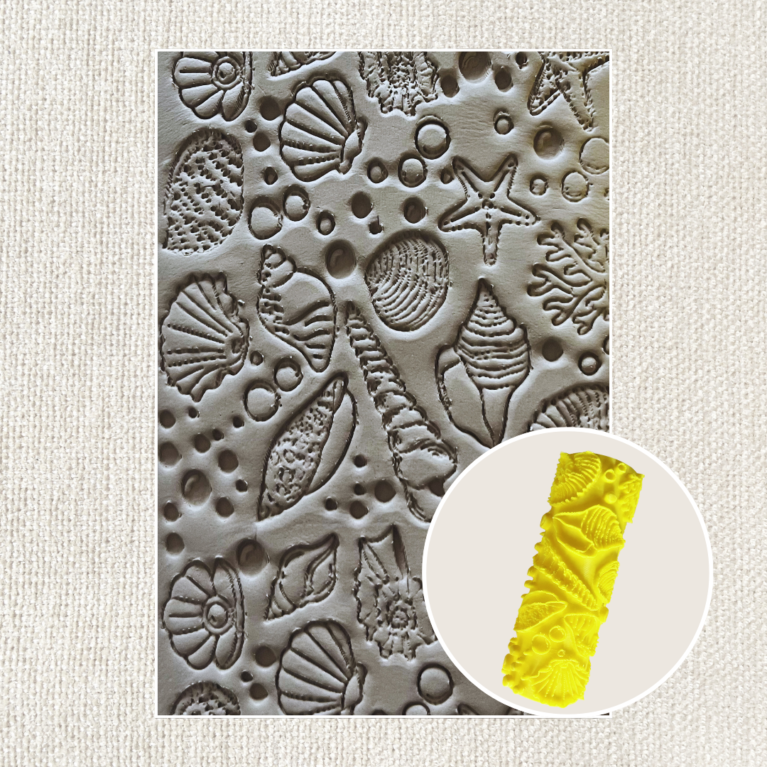 Stempel mit Muschel-Muster von ARTHummeln, kreative Designrolle für Bastel- und Dekorationsprojekte, auf weißem Hintergrund.