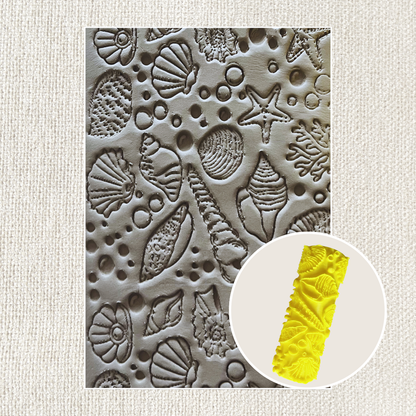 Stempel mit Muschel-Muster von ARTHummeln, kreative Designrolle für Bastel- und Dekorationsprojekte, auf weißem Hintergrund.