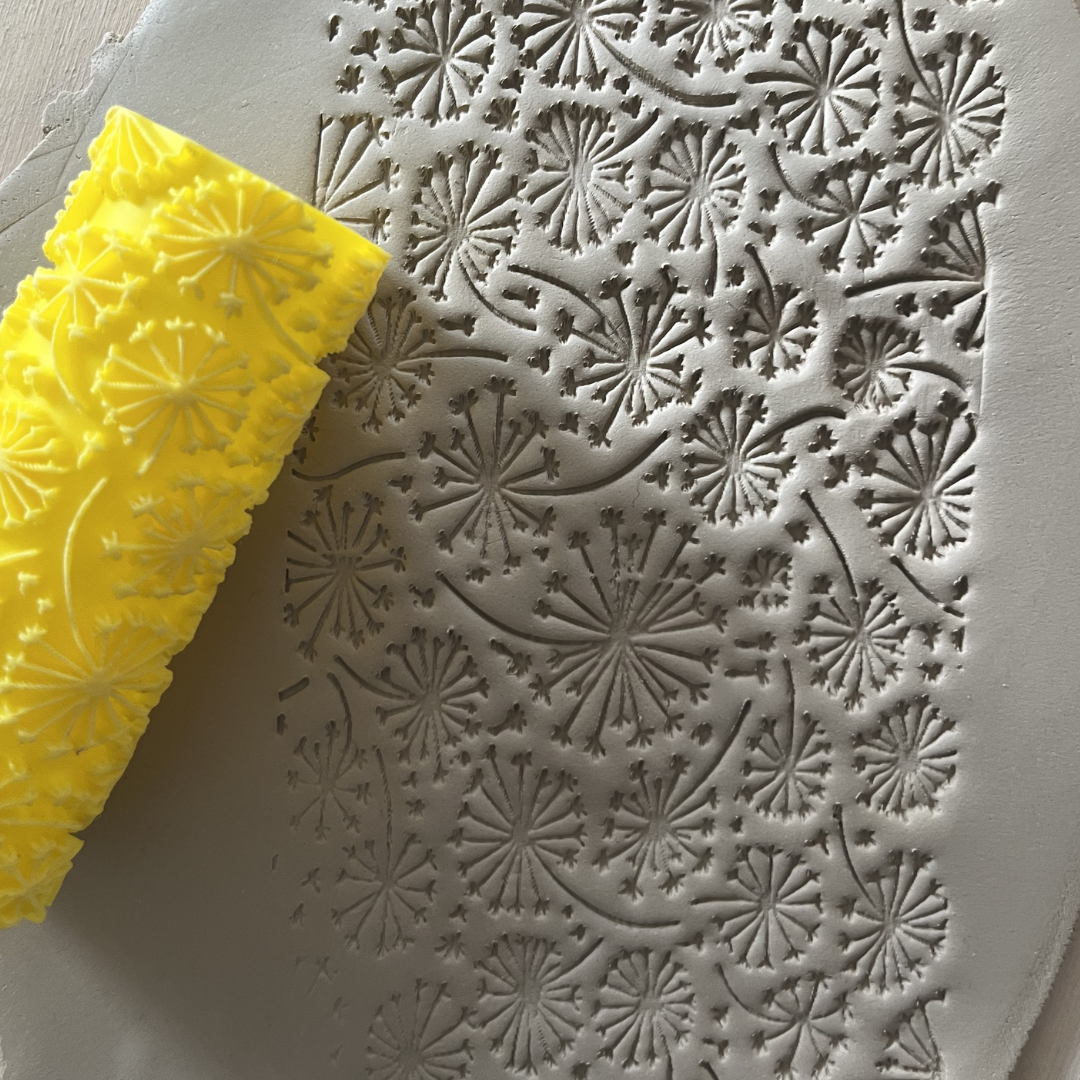 Tonstempel mit Pusteblumen-Motiv, ideal für Töpferwaren und Überformen, zeigt detailliertes Blumendesign auf der Rollenoberfläche