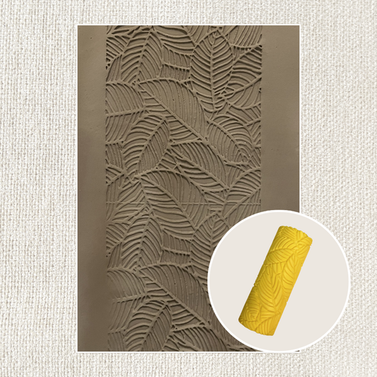 Stempel mit Blätter-Musterrolle von ARTHummeln, zeigt detailreiche grüne Blätter auf der Rollenoberfläche.