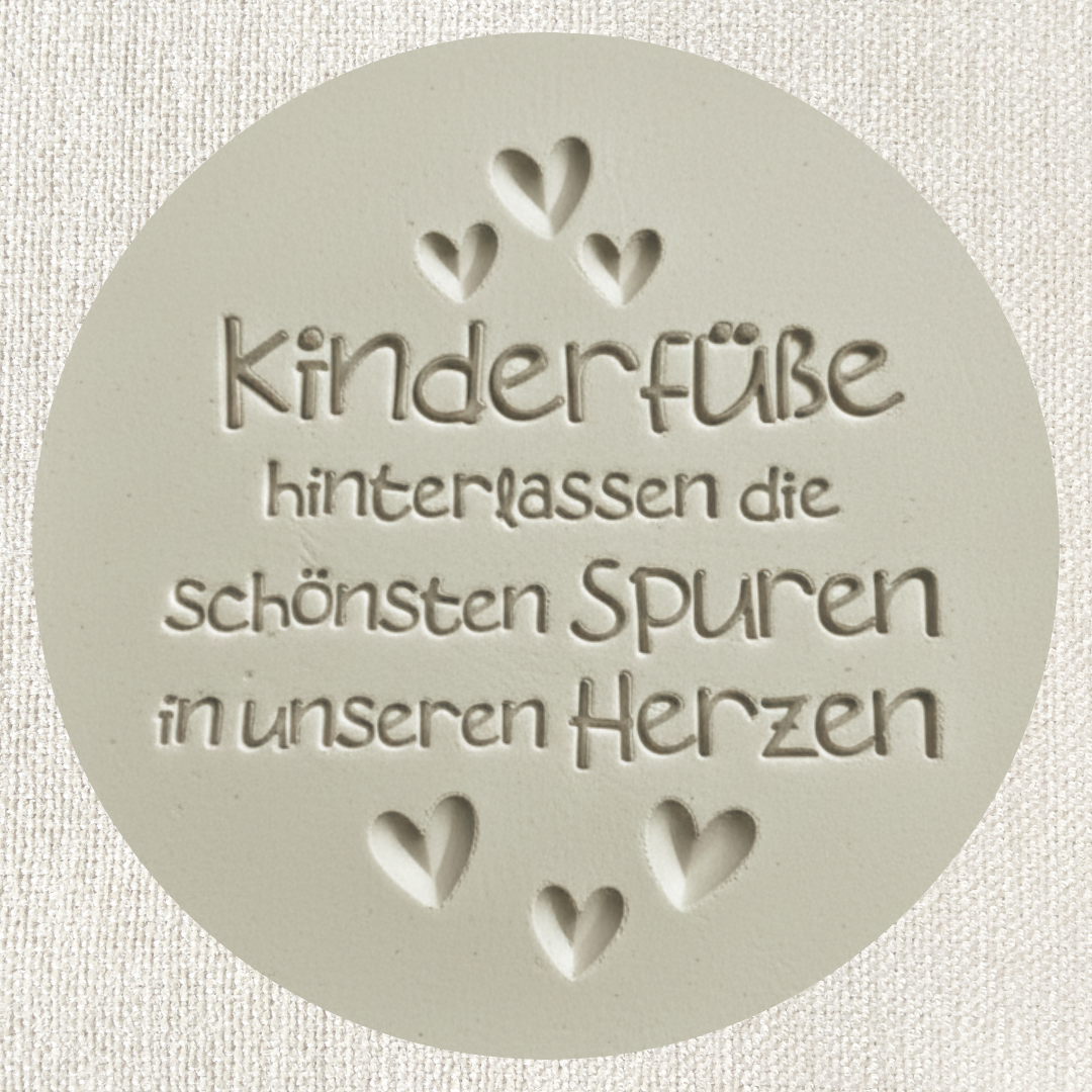 Tonstempel mit Spruch Kinderfüße hinterlassen Spuren im Herzen für Taufgeschenke aus Keramik