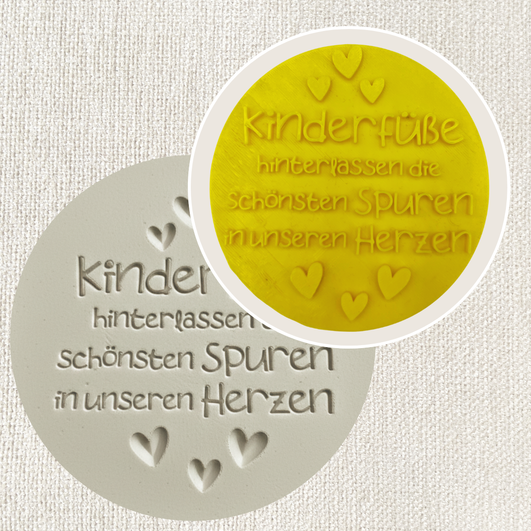 Tonstempel mit Spruch Kinderfüße hinterlassen Spuren im Herzen für Taufgeschenke aus Keramik