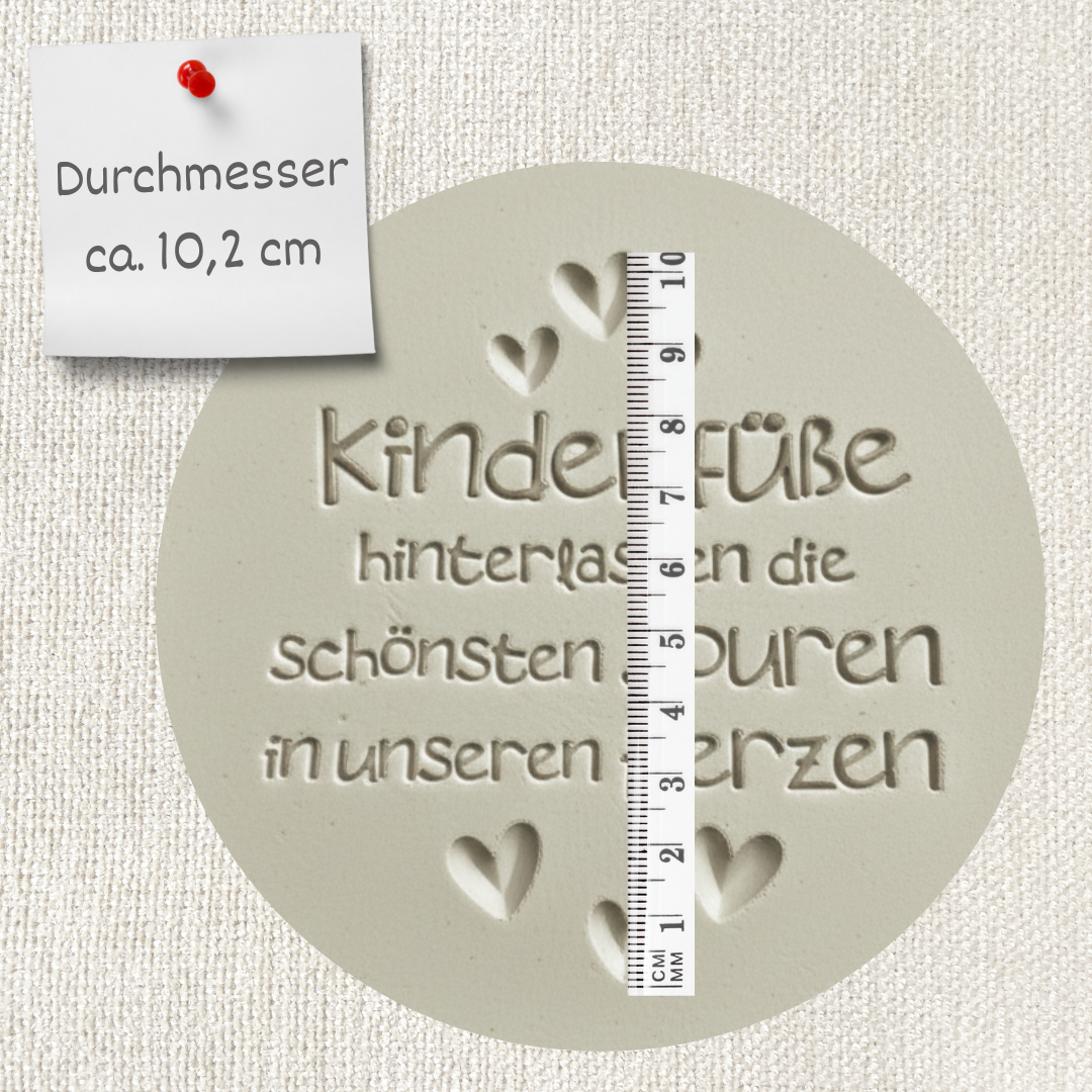 Tonstempel mit Spruch Kinderfüße hinterlassen Spuren im Herzen für Taufgeschenke aus Keramik