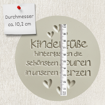 Tonstempel mit Spruch Kinderfüße hinterlassen Spuren im Herzen für Taufgeschenke aus Keramik