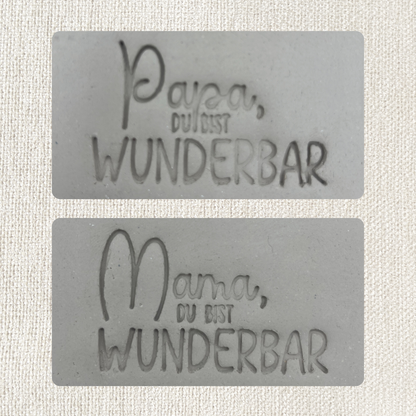 Wunderschöner Stempel von ARTHummeln mit "Mama du bist wunderbar" und "Papa du bist wunderbar" für liebevolle Botschaften.