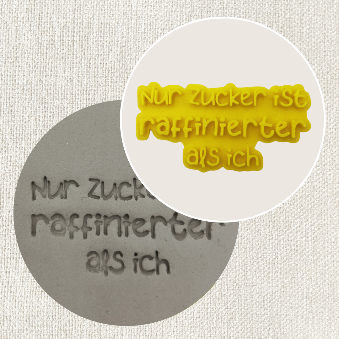 Rückseitiger ARTHummeln Stempel mit dem Spruch "Nur Zucker ist raffinierter als ich" auf weißem Hintergrund.