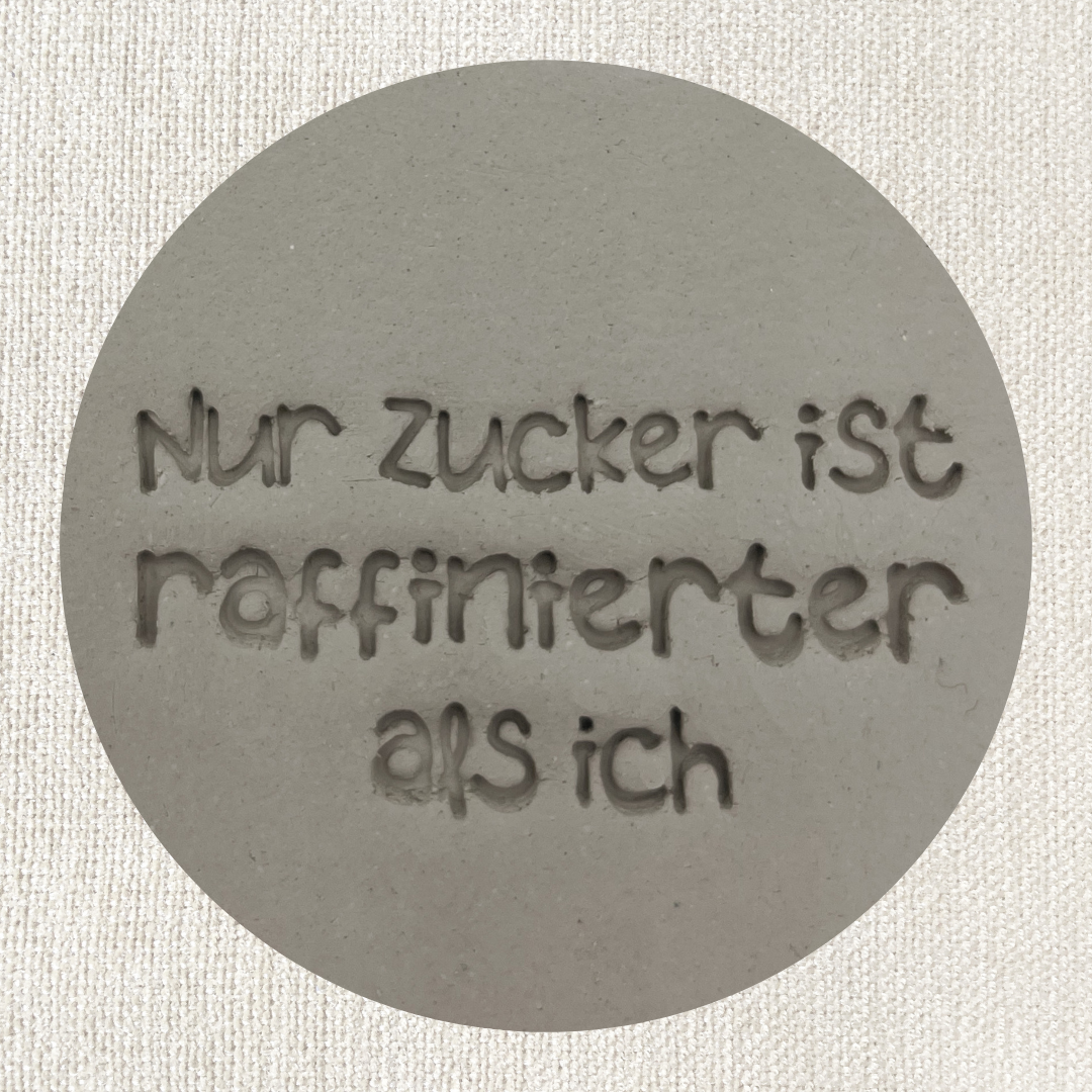 Raffinierter Stempel "Nur Zucker ist raffinierter als ich" von ARTHummeln, detailreich mit schwarzer Tinte auf weißem Hintergrund
