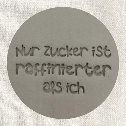 Raffinierter Stempel "Nur Zucker ist raffinierter als ich" von ARTHummeln, detailreich mit schwarzer Tinte auf weißem Hintergrund