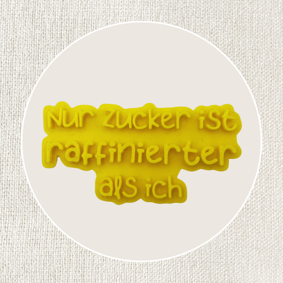 ARTHummeln Stempel mit dem Spruch "Nur Zucker ist raffinierter als ich" auf weißem Hintergrund, detailreiche Textur sichtbar