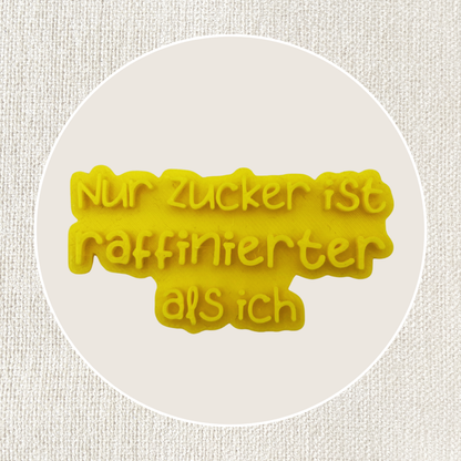 ARTHummeln Stempel mit dem Spruch "Nur Zucker ist raffinierter als ich" auf weißem Hintergrund, detailreiche Textur sichtbar