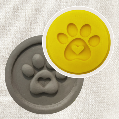 Hundepfoten-Stempel von ARTHummeln, detailreiche Abdruckfläche für kreative Tierkunst, auf weißem Hintergrund.