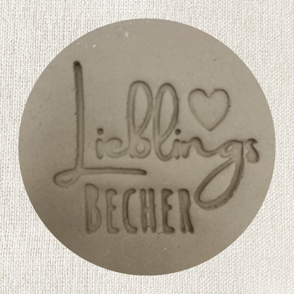 Stempel mit Lieblingsbecher Motiv von ARTHummeln, detailreiche Abbildung auf weißem Hintergrund.