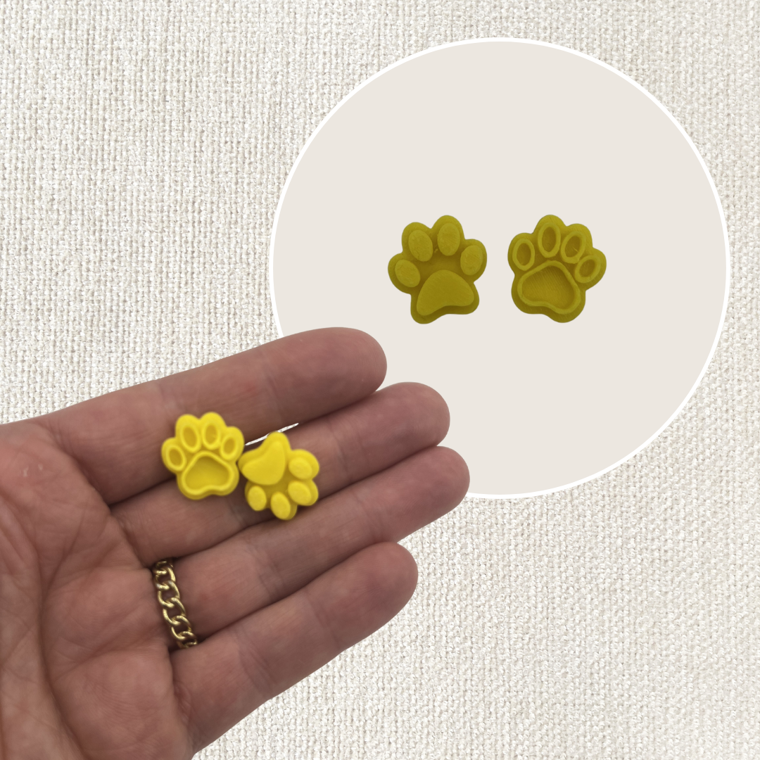 Zwei Mini Pfoten-Stempel von ARTHummeln, kleine Tiersymbole auf Holzgriffen, ideal für kreative Bastelarbeiten.