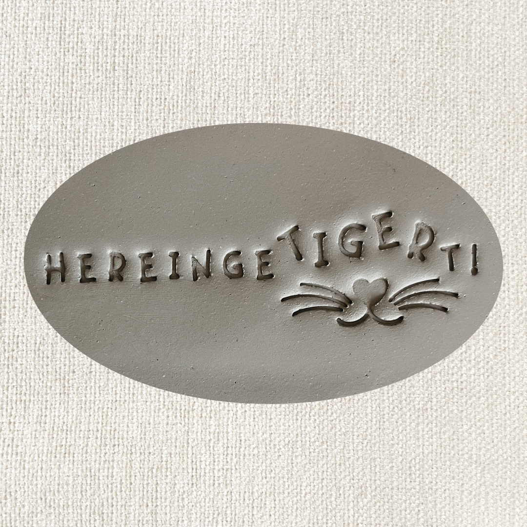 Tonstempel HereingeTIGERt Stempel für Töpferware, zeigt das detaillierte Tiger-Design auf der Oberfläche.