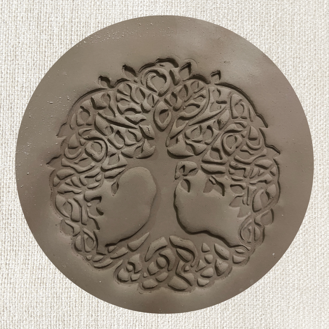 Stempel Baum von ARTHummeln, detailreiches Holzdesign, perfekt für kreative Bastelarbeiten, auf heller Oberfläche fotografiert