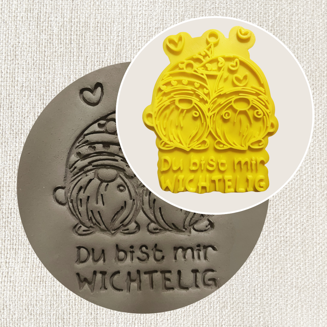 Roter ARTHummeln Stempel mit dem Schriftzug "Du bist mir wichtelig" auf weißem Hintergrund.