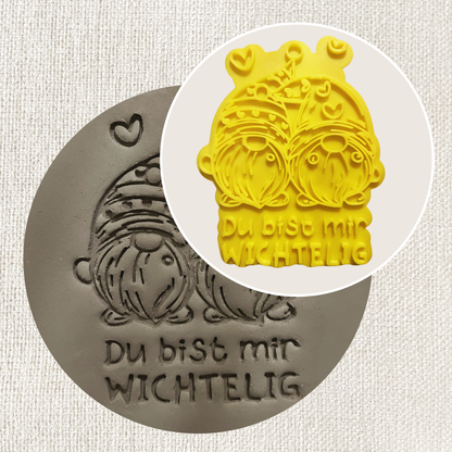 Roter ARTHummeln Stempel mit dem Schriftzug "Du bist mir wichtelig" auf weißem Hintergrund.