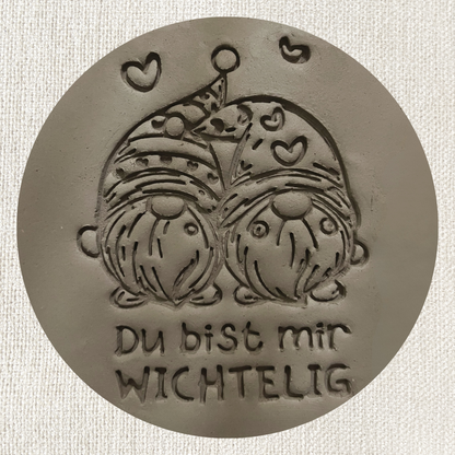 Runder ARTHummeln Stempel mit "Du bist mir wichtelig" Schriftzug, geeignet für Karten und Bastelprojekte.