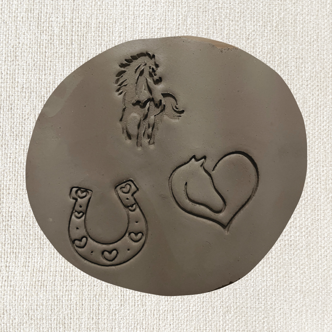 Drei ARTHummeln Pferdestempel in einem Set, detailreiche silberne Stempel mit Pferdemotiven, ideal für kreative Bastelarbeiten