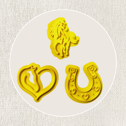 Dreier Set Pferdestempel von ARTHummeln mit verschiedenen Designs auf weißem Hintergrund.