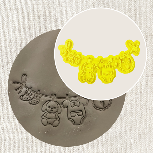 Babygirlande aus Tonstempel mit niedlichen Babymotiven, handgefertigt, geeignet für Töpfer- und Bastelarbeiten