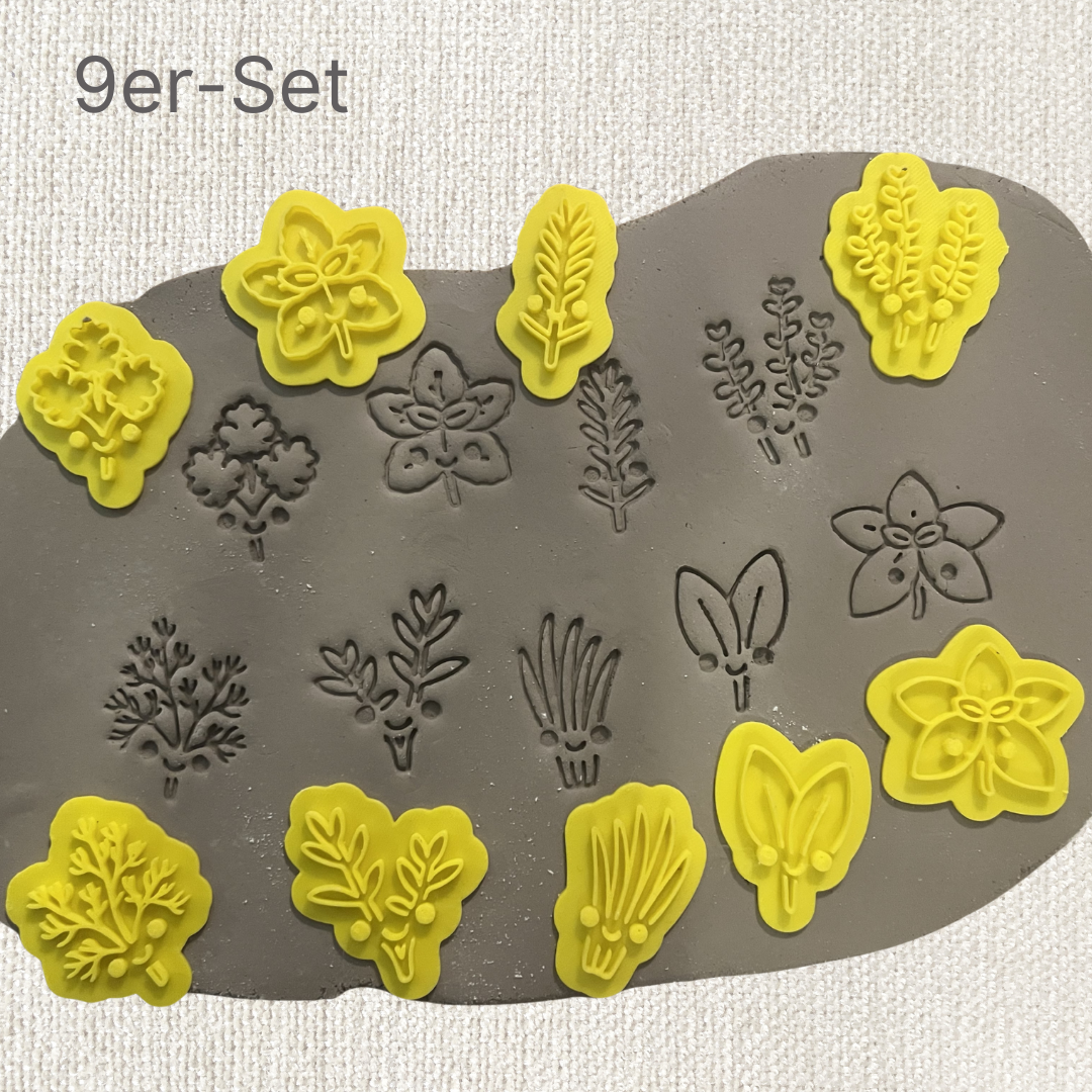Set mit neun Kräuter-Stempel von ARTHummeln, verschiedene Kräutermotive auf Holzstempeln für kreative Bastelarbeit