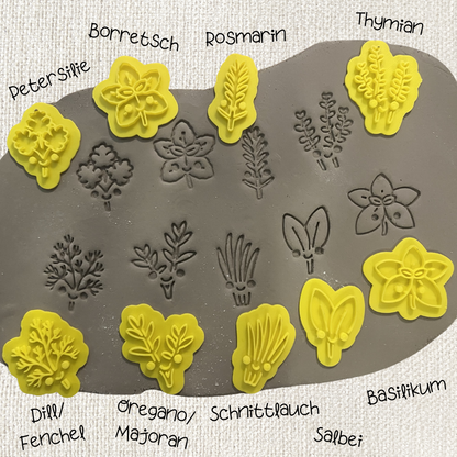 Set aus neun Kräuterstempel von ARTHummeln, handgefertigte Holzstempel für Kräutermotive, auf weißem Hintergrund.