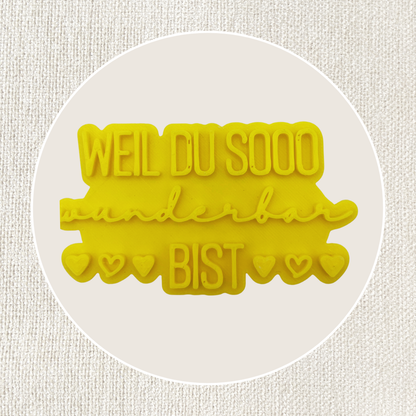 Runder ARTHummeln Stempel mit dem Text „Weil du sooo wunderbar bist“ auf weißen Kunststoff.