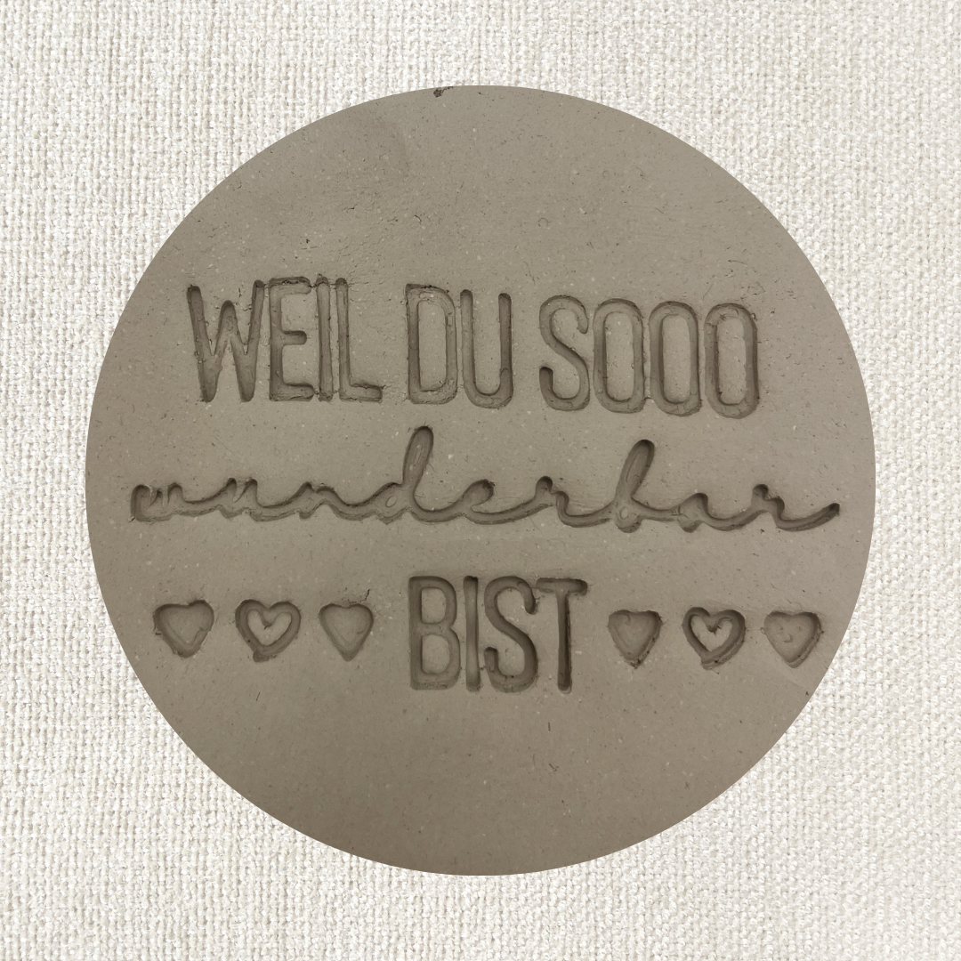 ARTHummeln Stempel mit dem Text "Weil du sooo wunderbar bist" in klarer Schrift auf hellem Hintergrund.
