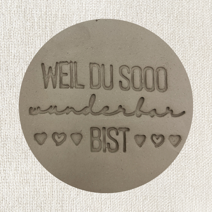 ARTHummeln Stempel mit dem Text "Weil du sooo wunderbar bist" in klarer Schrift auf hellem Hintergrund.