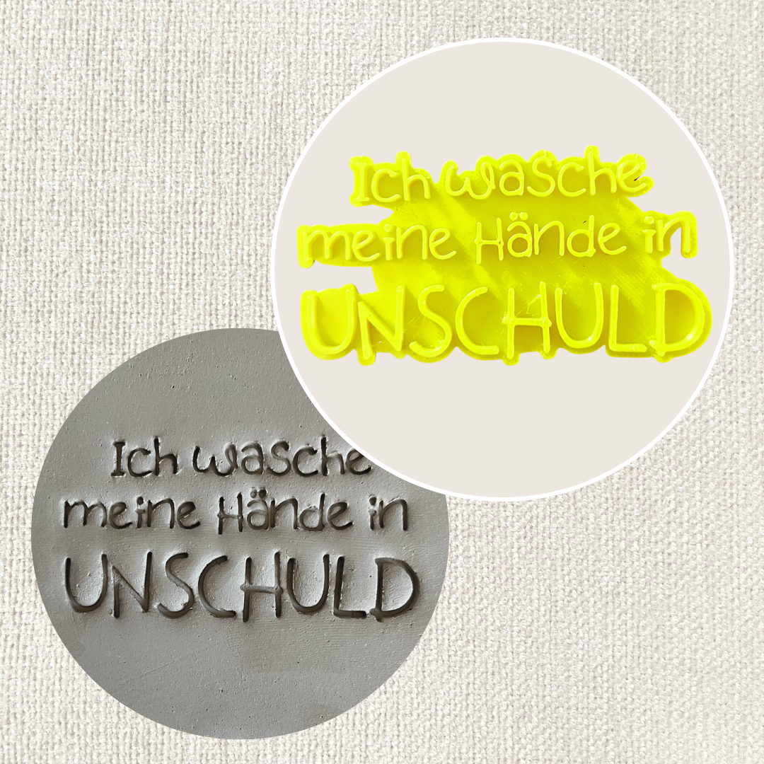 Tonstempel "Ich wasche meine Hände in Unfug / Unschuld" für Töpferwaren, abgebildet auf weißem Hintergrund.