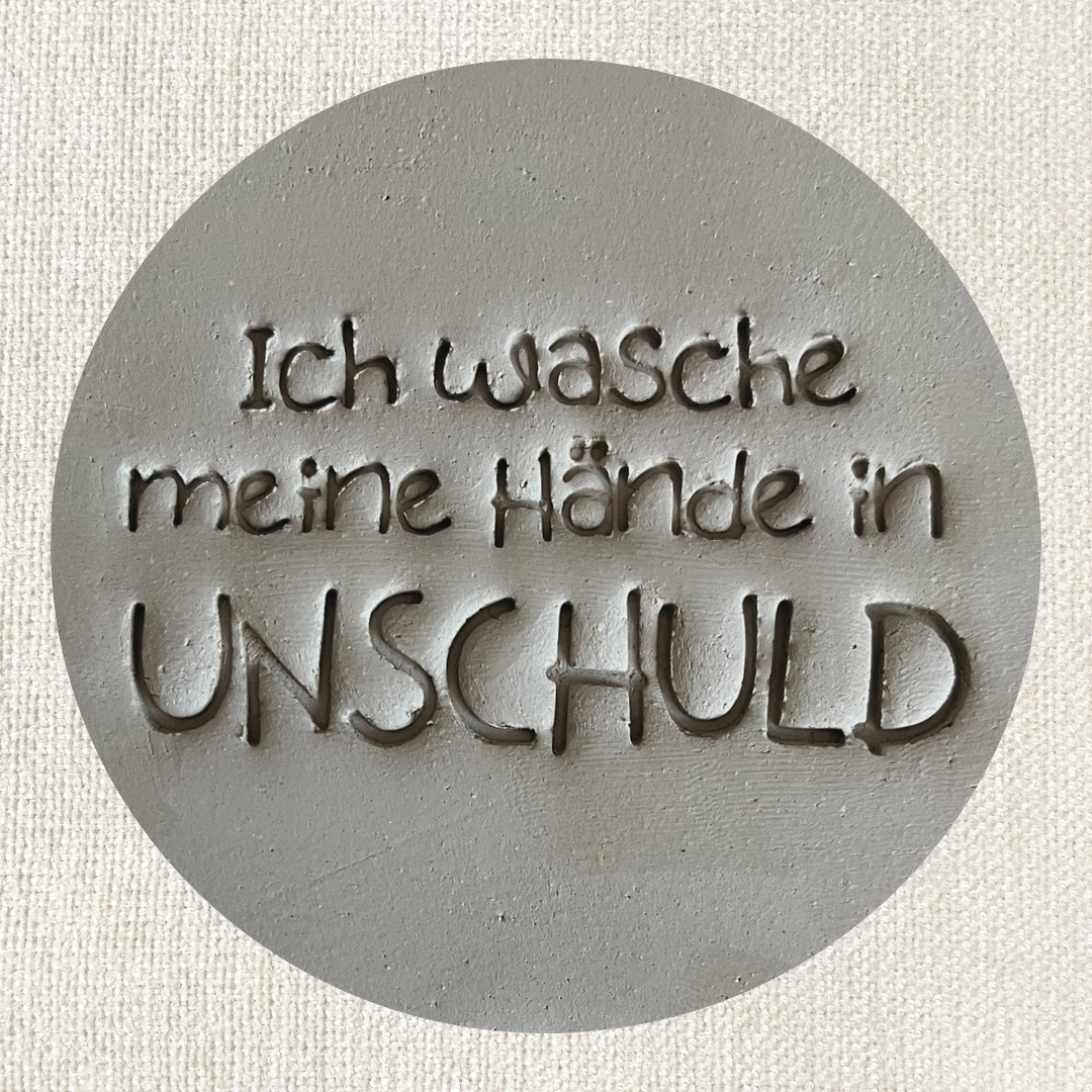 Tonstempel „Ich wasche meine Hände in Unfug / Unschuld“ für Töpferwaren, zeigt handgefertigten Stempel mit Text, detailreiche Oberfläche