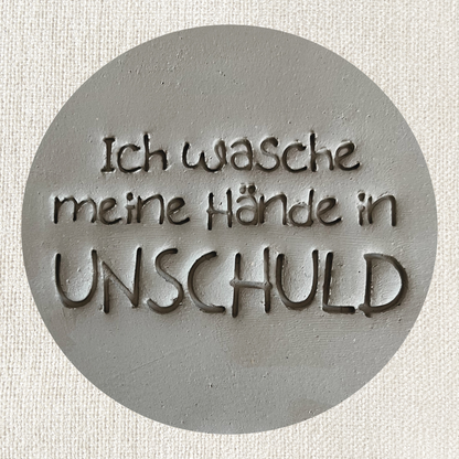 Tonstempel „Ich wasche meine Hände in Unfug / Unschuld“ für Töpferwaren, zeigt handgefertigten Stempel mit Text, detailreiche Oberfläche