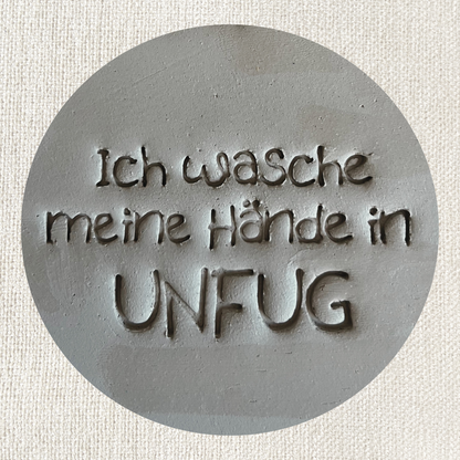 Tonstempel „Ich wasche meine Hände in Unfug“ mit handgefertigtem Schriftzug, ideal für Töpferwaren und kreative Handarbeiten