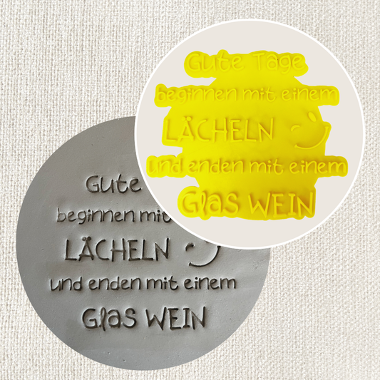 Gute Tage beginnen mit einem Lächeln und enden mit einem Glas Wein