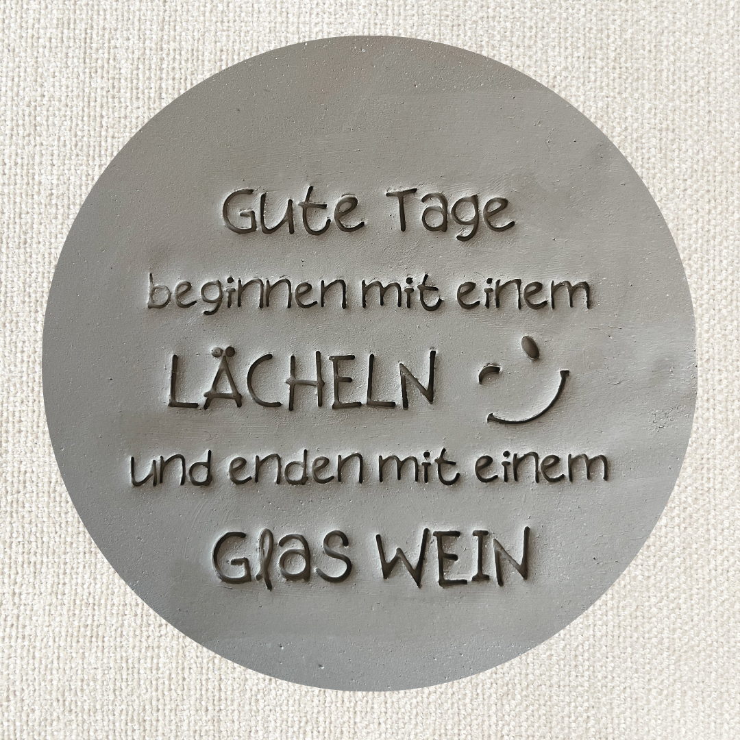 Tonstempel mit dem Spruch "Gute Tage beginnen mit einem Lächeln und enden mit einem Glas Wein" für Töpferwaren, detailreiche Gestaltung