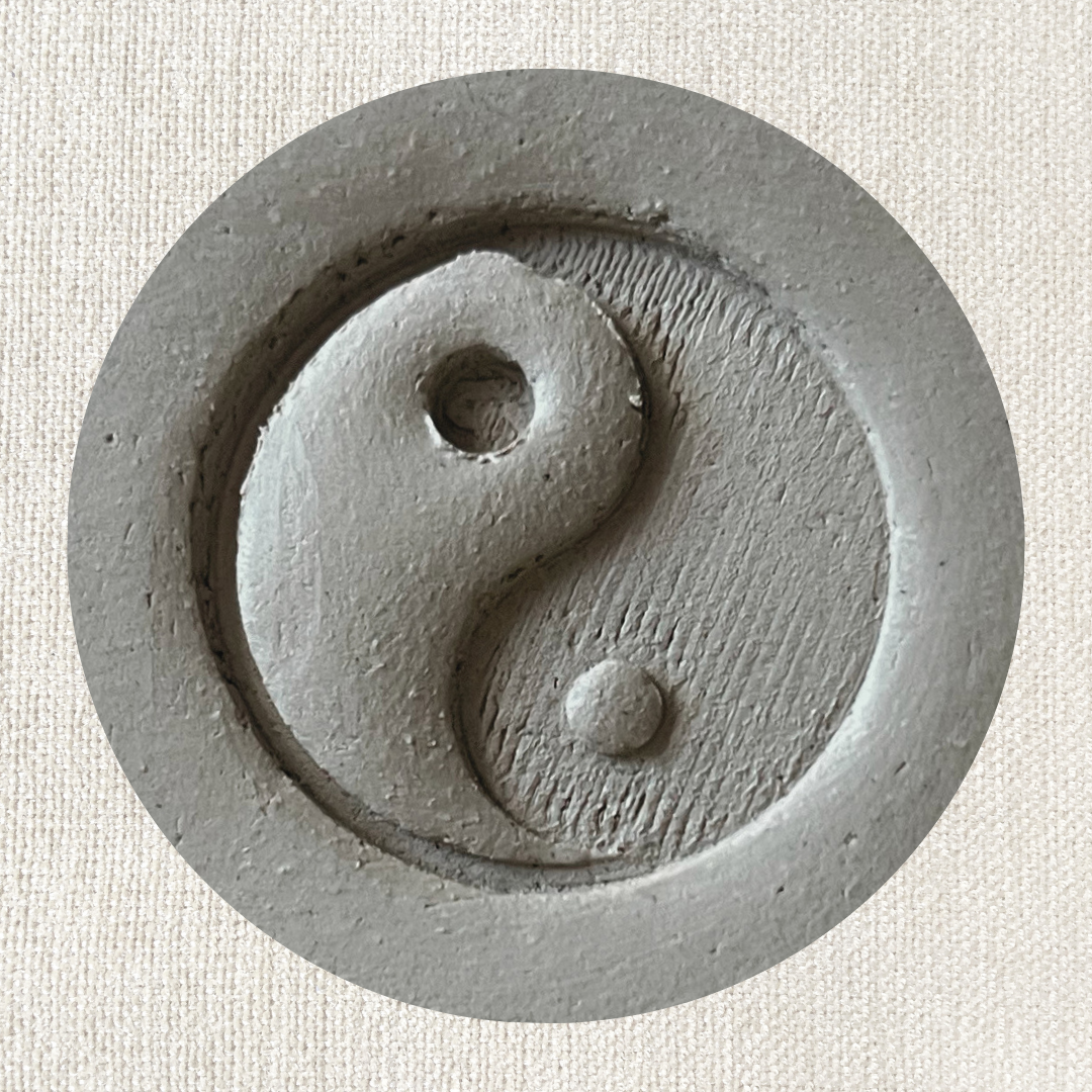 Hochwertiger Yin und Yang Tonstempel für Töpferwaren, detailreiche Gravur auf stabilem Stempel aus Keramik.
