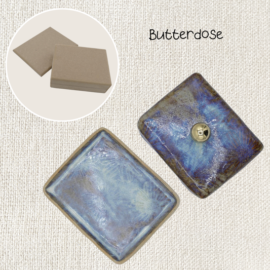 Töpfer-Überform von ARTHummeln, handgefertigte Butterdose Überform aus Keramik, detaillierte Oberfläche und natürliche Textur.