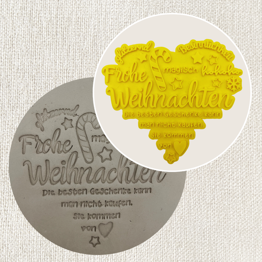 Roter Weihnachtsherz-Stempel von ARTHummeln auf holziger Unterlage, perfekt für festliche Grußkarten und Bastelprojekte